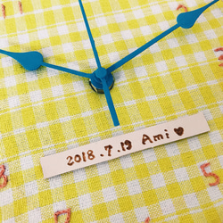 【名入れ可能】壁掛け時計 刺繍枠とポップな色合いでプレゼントにピッタリ 4枚目の画像