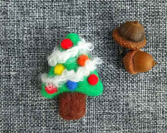クリスマスツリーのブローチ 1枚目の画像