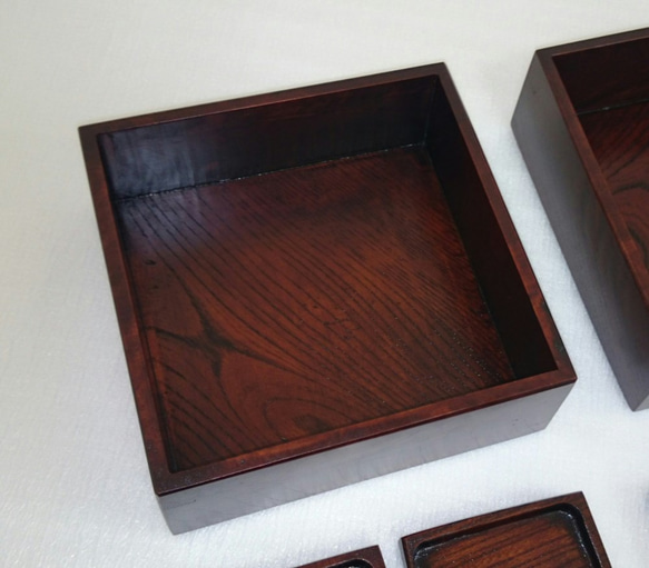 【送料無料】ケヤキの重箱 正方形 ４枚の小皿付き 拭き漆仕上げ 4枚目の画像