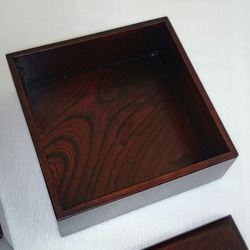 【送料無料】ケヤキの重箱 正方形 ４枚の小皿付き 拭き漆仕上げ 5枚目の画像