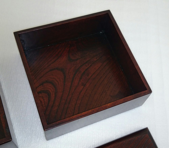 【送料無料】ケヤキの重箱 正方形 ４枚の小皿付き 拭き漆仕上げ 5枚目の画像