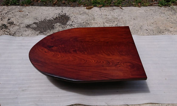 【送料無料】ケヤキ一枚板半楕円形ローテーブル・ダイニングテーブル 拭き漆仕上げ【一点もの】 1枚目の画像