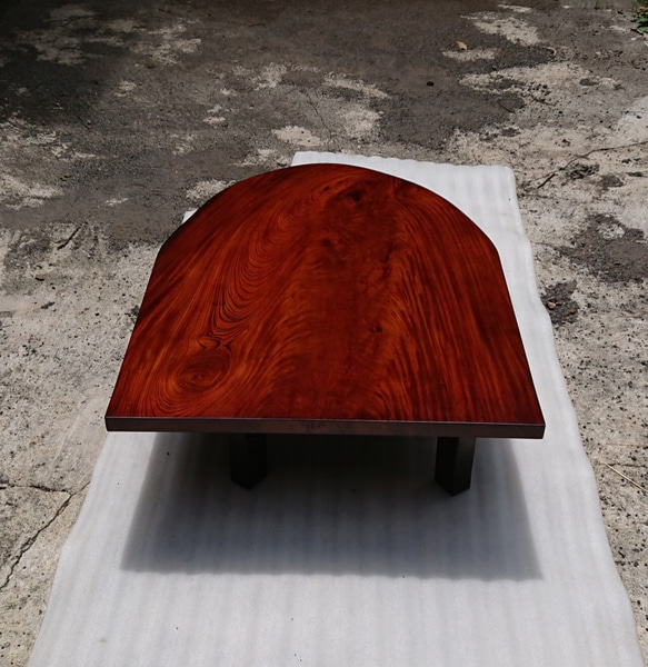 【送料無料】ケヤキ一枚板半楕円形ローテーブル・ダイニングテーブル 拭き漆仕上げ【一点もの】 2枚目の画像