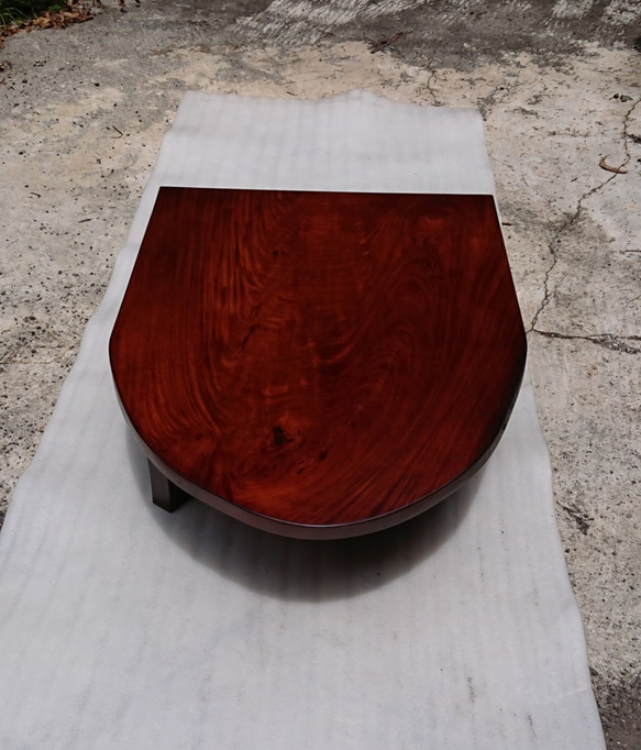 【送料無料】ケヤキ一枚板半楕円形ローテーブル・ダイニングテーブル 拭き漆仕上げ【一点もの】 4枚目の画像