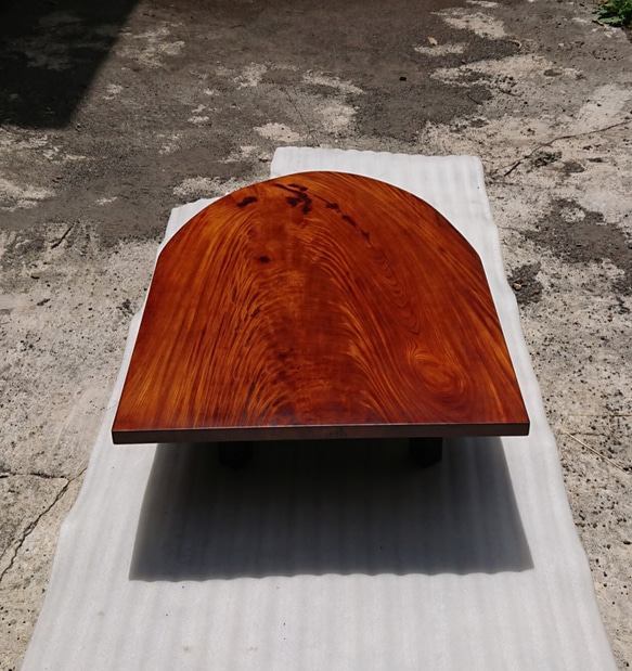 【送料無料】ケヤキ一枚板半楕円形ローテーブル・ダイニングテーブル 拭き漆仕上げ【一点もの】 5枚目の画像