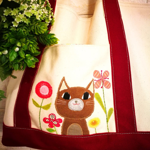 【受注生産】帆布　トートバッグ　えんじ色×キナリ色　猫さんとお花 2枚目の画像
