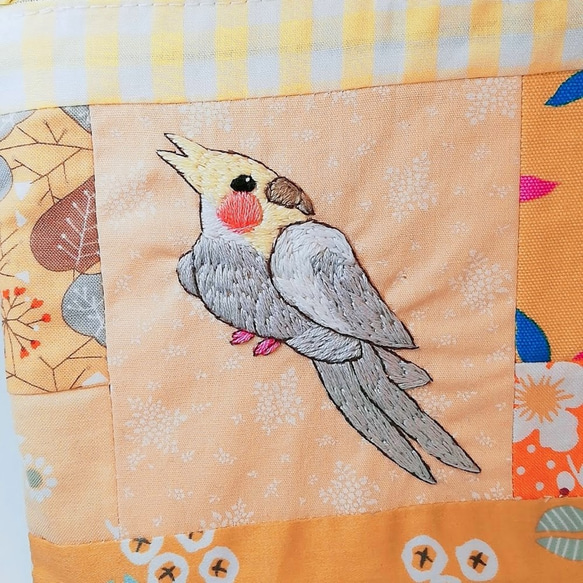 【再販不可】ぺったんこポーチ　オカメインコ　刺繍　イエロー 3枚目の画像