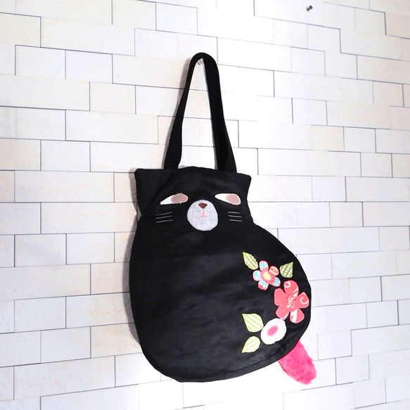トートバッグ　“猫さんそのもの”バッグ　黒猫　お花アップリケ  リネン細番手 6枚目の画像