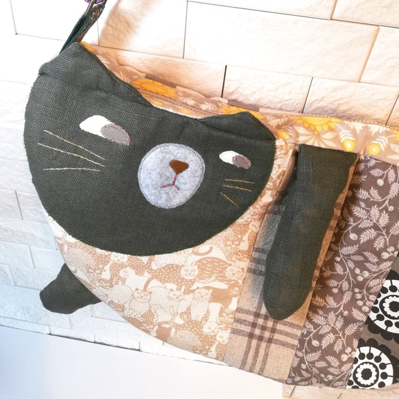 【受注生産】　ショルダーバッグ　でか猫さんそのものバッグ　猫　グレージュ(グレー+ベージュ) 3枚目の画像