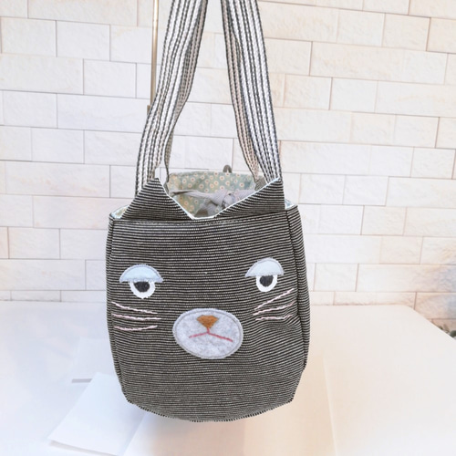トートバッグ 猫さん “顔ばば～ん” 北欧花刺繍 トートバッグ ashの森へ 