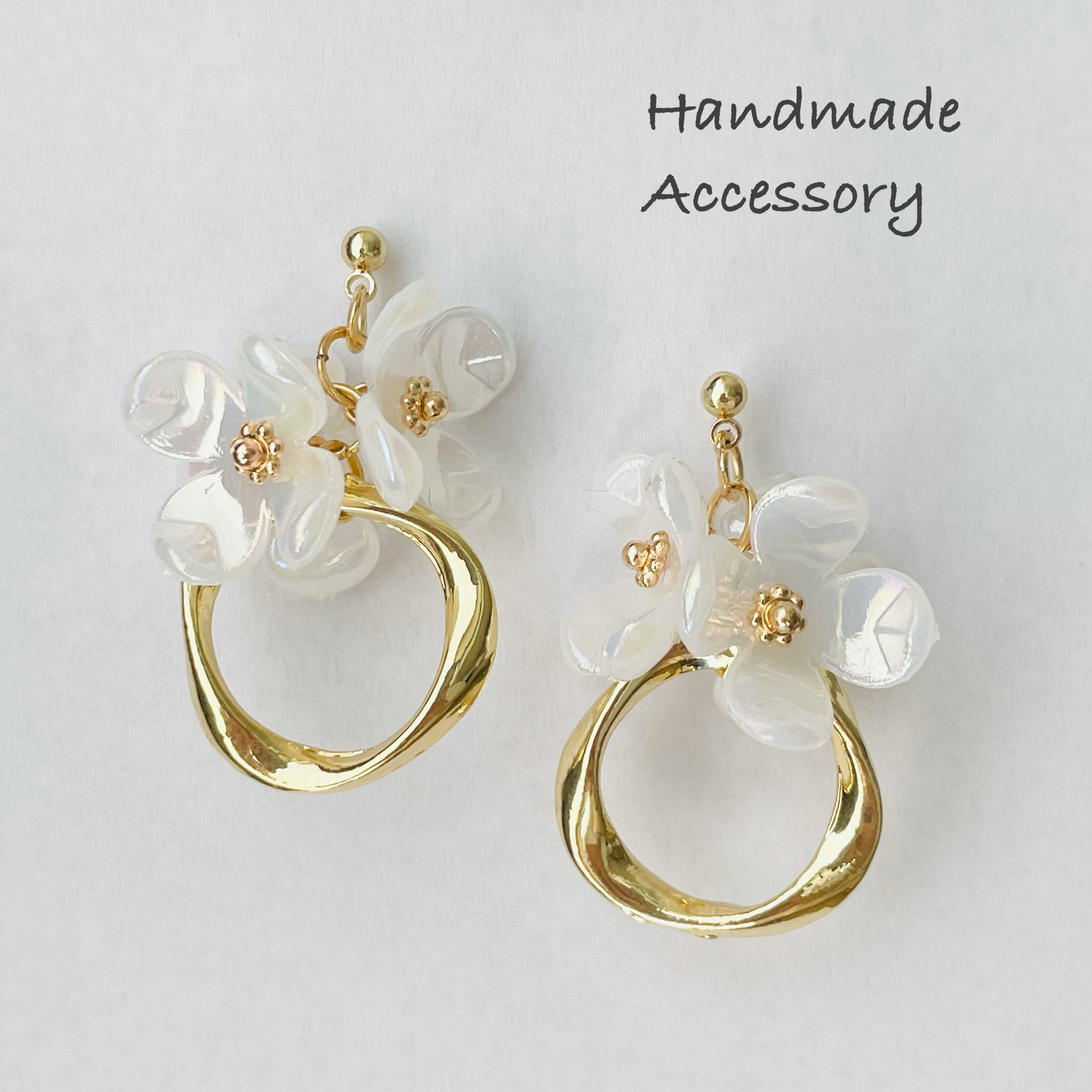 フラワーピアス クシネ　モア　ピアス coussinet ホワイト　moa