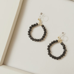 black beads circle earrings 1枚目の画像