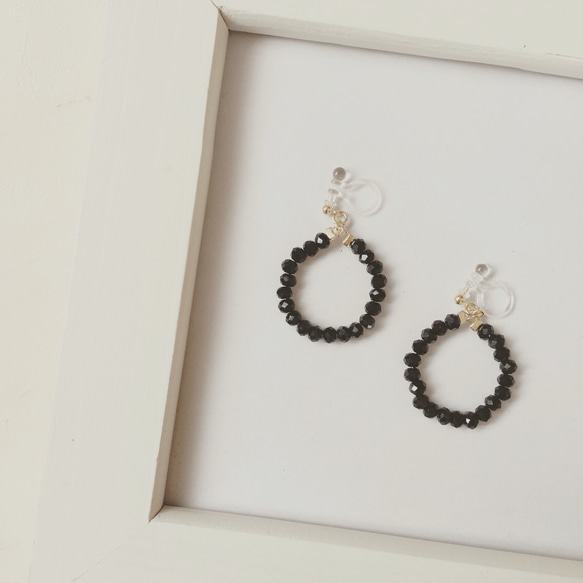 black beads circle earrings 2枚目の画像