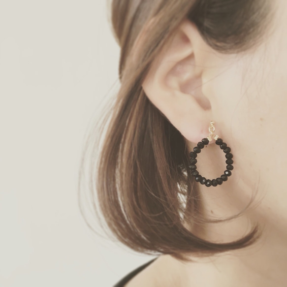 black beads circle earrings 4枚目の画像