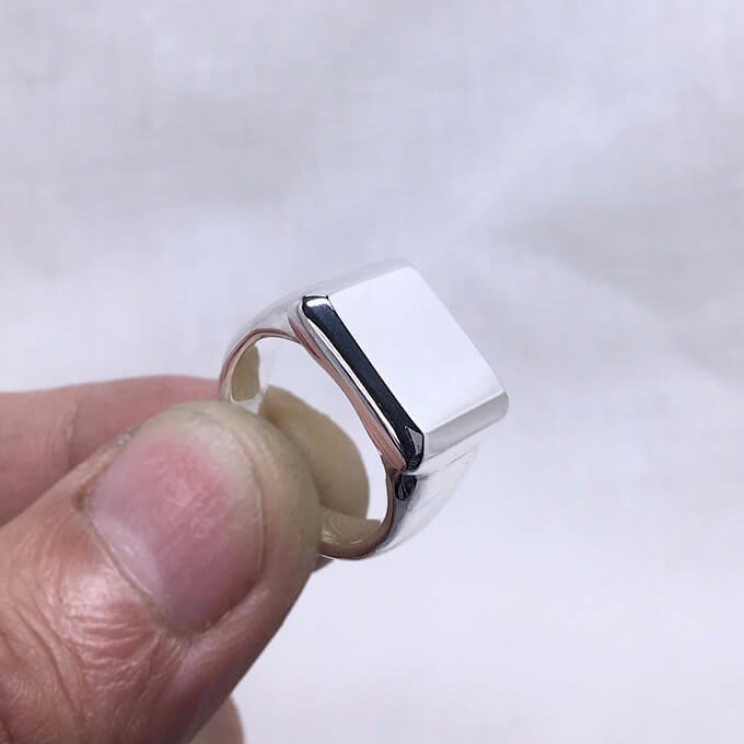 丸みを帯びた印台リング（シグネットリング）