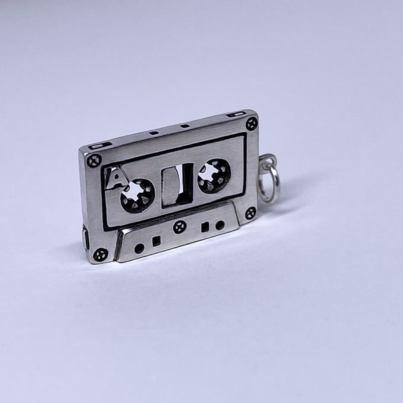 カセットテープのペンダント（メタルポジション、リバーシブル） 2枚目の画像