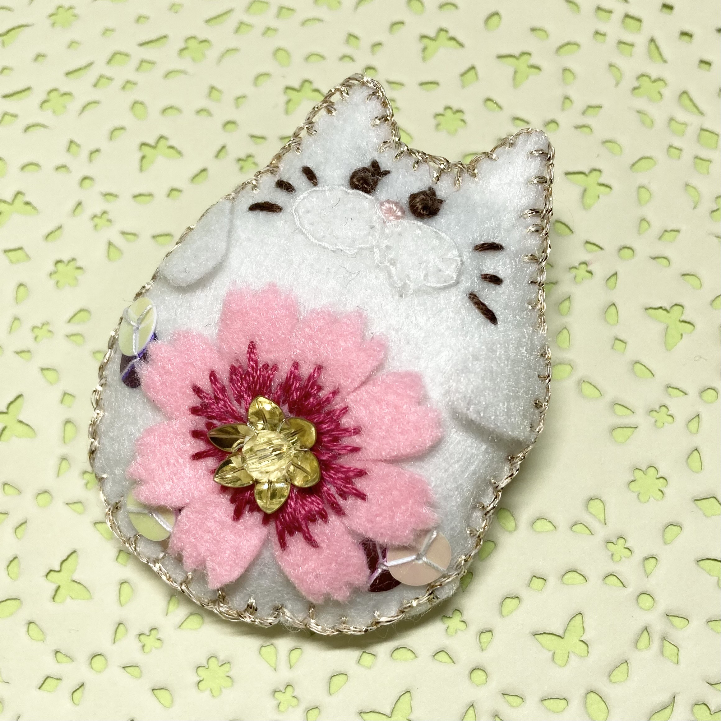 ぐでねこチャンとお花ヘアクリップサバトラ