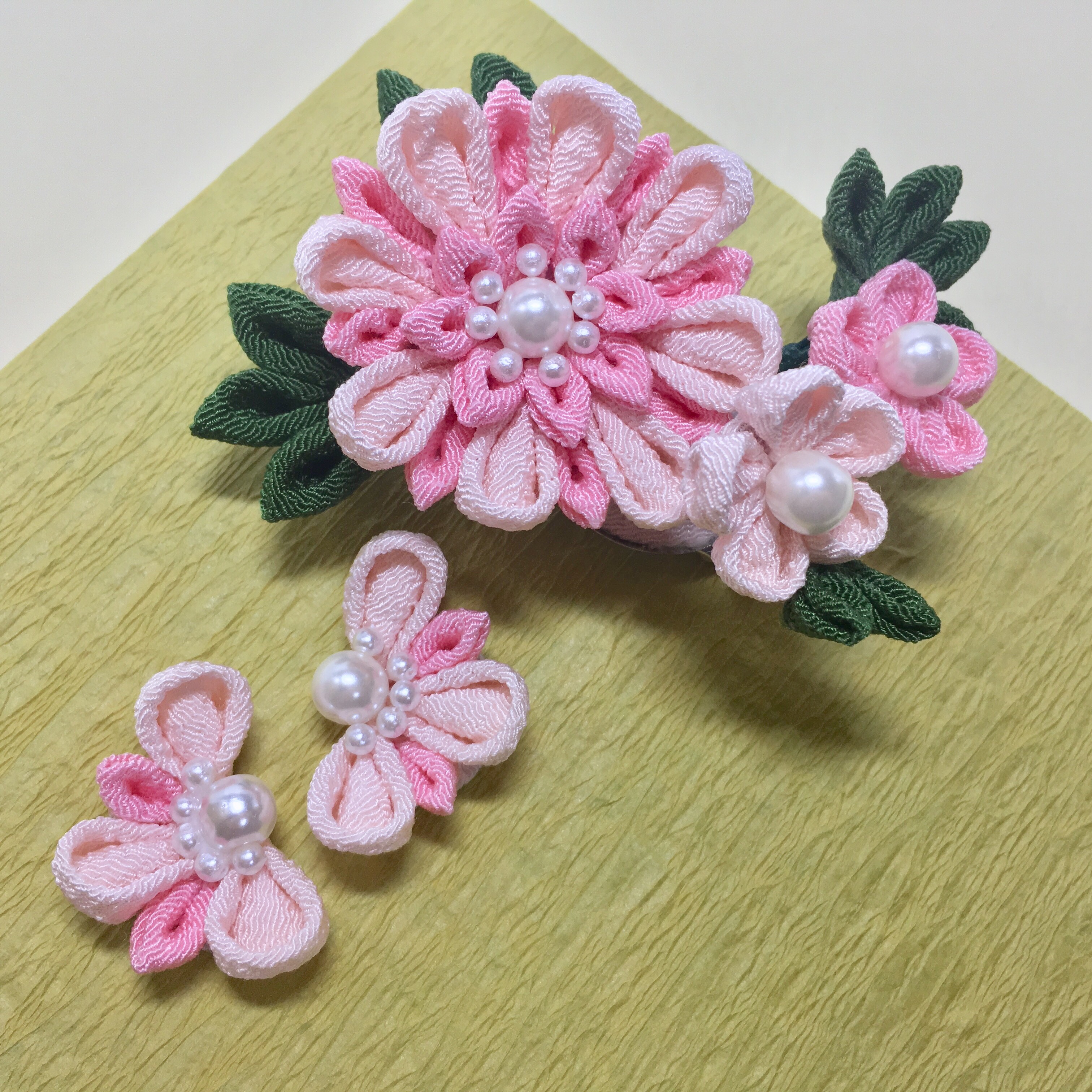 つまみ細工 夏の夜を彩る牡丹のピアス/イヤリングと2way髪飾りのセット