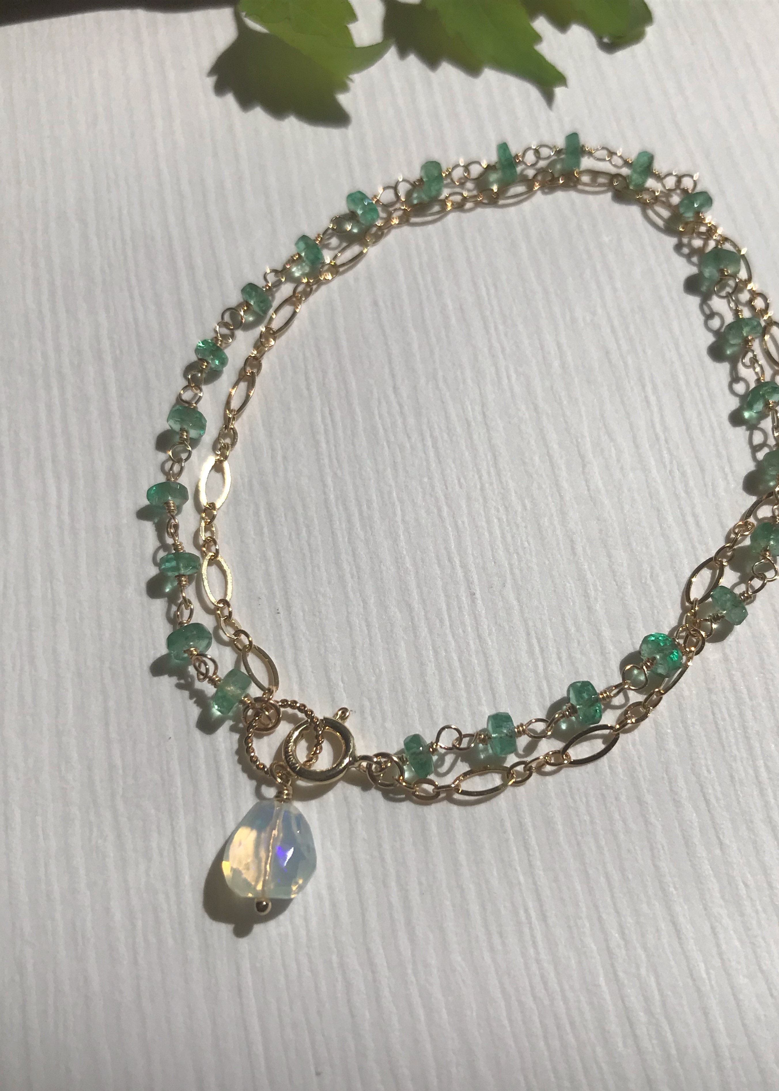 エメラルドとオパールのブレスレット