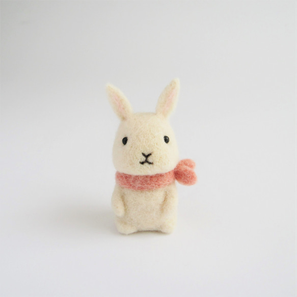 羊毛フェルト人形　ウサギ　ホワイト（ピンクスカーフ） 1枚目の画像