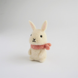 羊毛フェルト人形　ウサギ　ホワイト（ピンクスカーフ） 2枚目の画像