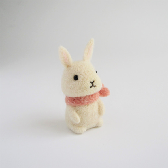 羊毛フェルト人形　ウサギ　ホワイト（ピンクスカーフ） 3枚目の画像