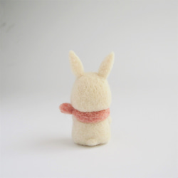 羊毛フェルト人形　ウサギ　ホワイト（ピンクスカーフ） 4枚目の画像