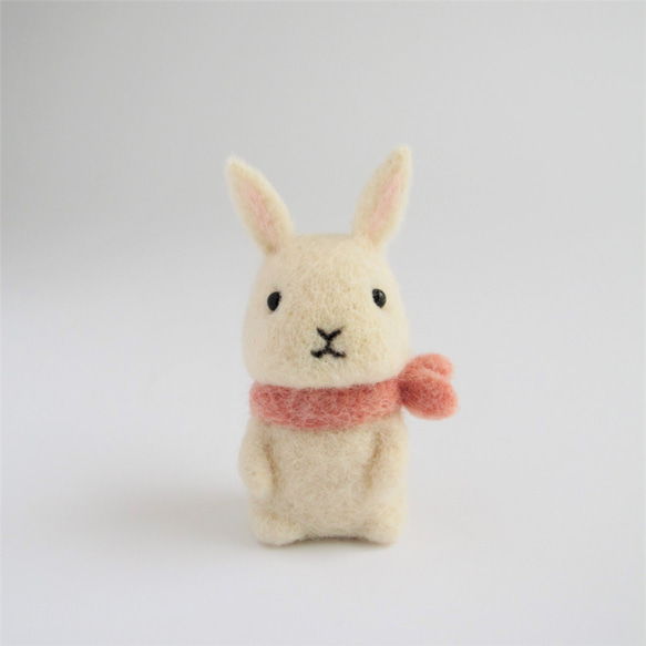 羊毛フェルト人形　ウサギ　ホワイト（ピンクスカーフ） 5枚目の画像