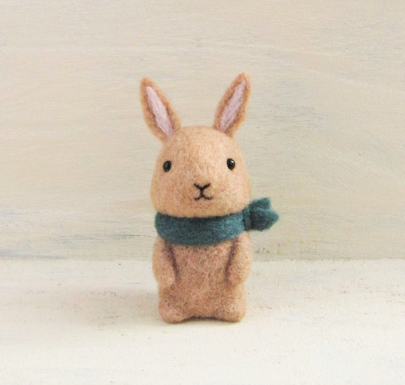 自分で作る！羊毛フェルト　ウサギ人形制作キット（ブラウン・アオミドリスカーフ） 4枚目の画像