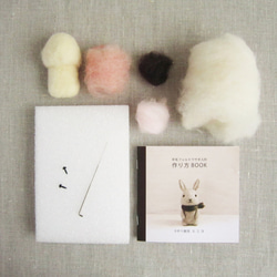 自分で作る！羊毛フェルト　ウサギ人形制作キット（ホワイト・ピンクスカーフ） 2枚目の画像