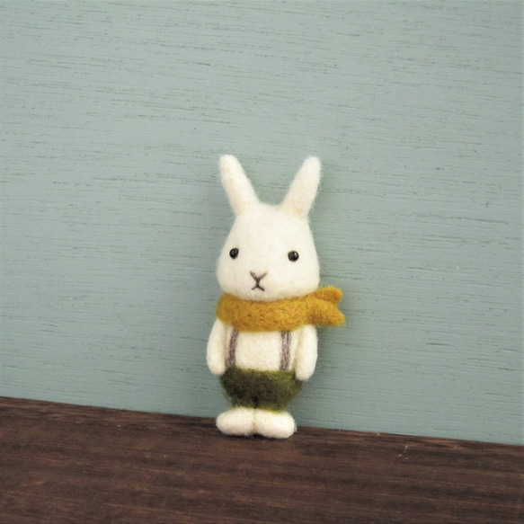 羊毛フェルトブローチ　ウサギ（黄色スカーフ） 2枚目の画像
