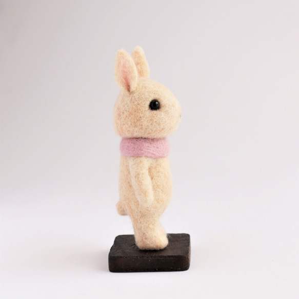羊毛フェルト人形　ウサギ　アイボリー（グレイッシュピンクスカーフ） 4枚目の画像