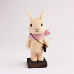 羊毛フェルト人形　ウサギ　アイボリー（スカーフ・ショルダーバッグ有り） 1枚目の画像