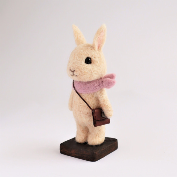 羊毛フェルト人形　ウサギ　アイボリー（スカーフ・ショルダーバッグ有り） 2枚目の画像