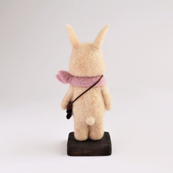 羊毛フェルト人形　ウサギ　アイボリー（スカーフ・ショルダーバッグ有り） 3枚目の画像
