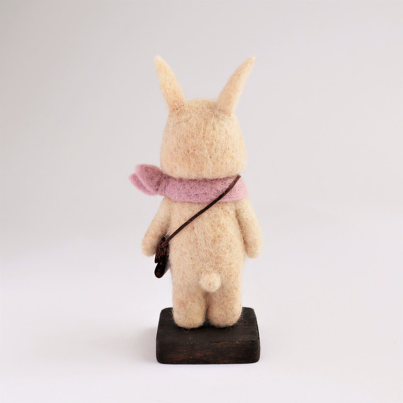 羊毛フェルト人形　ウサギ　アイボリー（スカーフ・ショルダーバッグ有り） 3枚目の画像