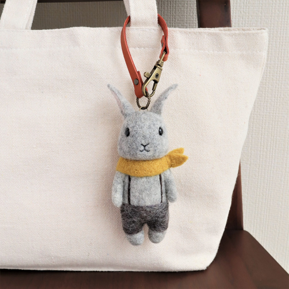 羊毛フェルトバッグチャーム　ウサギ　グレー（つりズボン・スカーフ有り）
