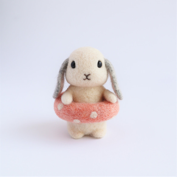 【夏限定】ウサギ　ロップイヤー（浮き輪）　羊毛フェルト人形 1枚目の画像