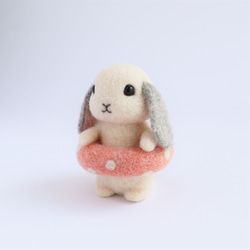 【夏限定】ウサギ　ロップイヤー（浮き輪）　羊毛フェルト人形 2枚目の画像