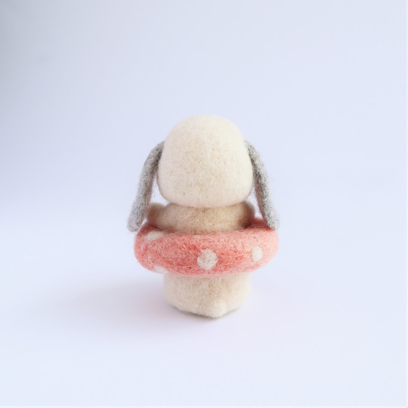 【夏限定】ウサギ　ロップイヤー（浮き輪）　羊毛フェルト人形 3枚目の画像