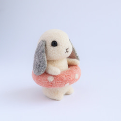 【夏限定】ウサギ　ロップイヤー（浮き輪）　羊毛フェルト人形 4枚目の画像