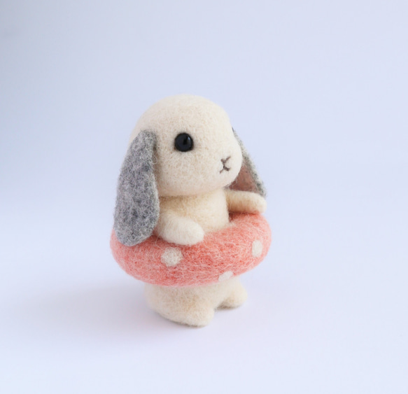 【夏限定】ウサギ　ロップイヤー（浮き輪）　羊毛フェルト人形 4枚目の画像