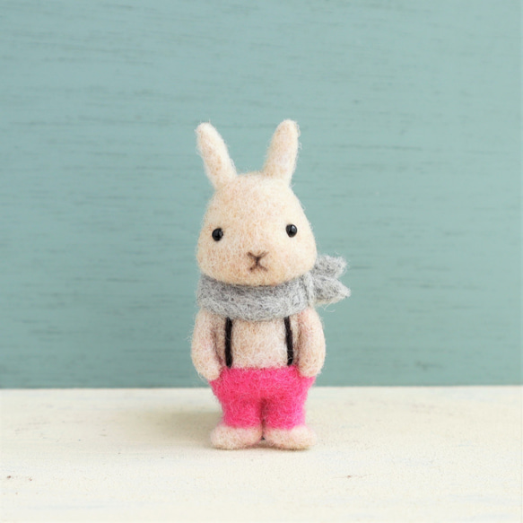 羊毛フェルトブローチ　ウサギ　アイボリー（つりズボン・ピンク/スカーフ・グレー） 1枚目の画像