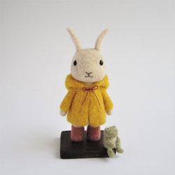 ウサギ（雨の日カエルくんと）　羊毛フェルト人形 1枚目の画像