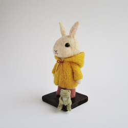 ウサギ（雨の日カエルくんと）　羊毛フェルト人形 2枚目の画像