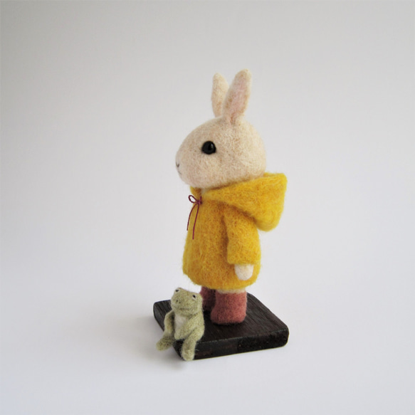 ウサギ（雨の日カエルくんと）　羊毛フェルト人形 3枚目の画像