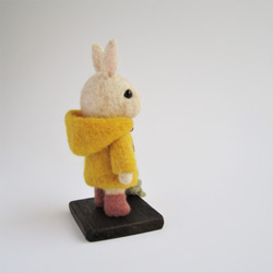 ウサギ（雨の日カエルくんと）　羊毛フェルト人形 4枚目の画像