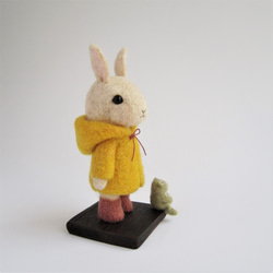 ウサギ（雨の日カエルくんと）　羊毛フェルト人形 5枚目の画像