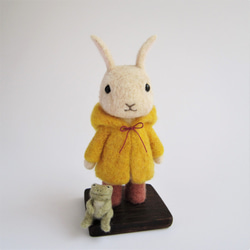 ウサギ（雨の日カエルくんと）　羊毛フェルト人形 6枚目の画像