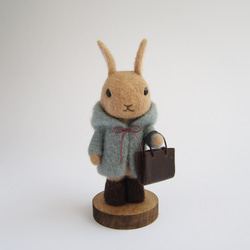 ウサギ（青いコート）　羊毛フェルト人形 1枚目の画像